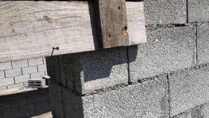 заливаем бетонные перемычки над окнами и дверьми, переставляем опалубку.