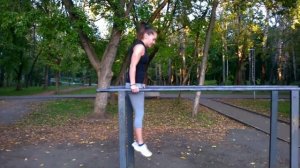 ЗА КОГО ТОПИТЕ ? Одна девушка делает 13 выходов силы , а вторая 36 раз отжимается на брусьях !
