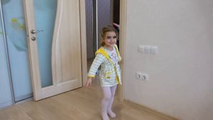 Мама оставила Лизу и папу дома одних Лиза взяла мамину косметику, ЧТО ПРИГОТОВИЛ ПАПА на обед?