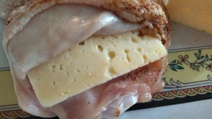 Запеченные куриные бедра с сыром и луковым соусом