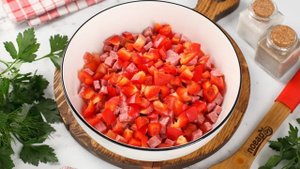 Салат с болгарским перцем и колбасой