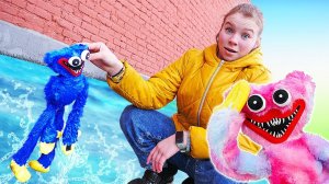 Хаги Ваги и Киси Миси на прогулке — Хаги Ваги упал в лужу! Смешные видео с игрушками для девочек