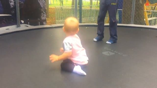 Катя играется и веселится на детской игровой площадке! Игровая комната для малышей! смотреть онлайн