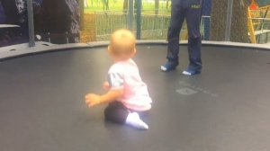 Катя играется и веселится на детской игровой площадке! Игровая комната для малышей!