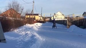 Езда на трехколесном велосипеде зимой | Косплей фильма "Такси"