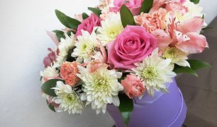 Букет цветов из роз Аква, хризантем и орхидеи в шляпной коробке. Цветы в шляпной коробке - Букетыроз