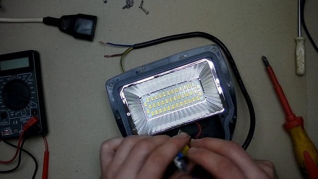 Ремонт светодиодного прожектора. Устраняем мигание смотреть онлайн