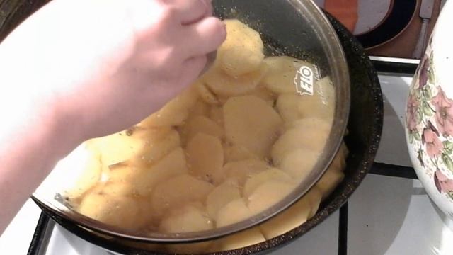 Как вкусно пожарить рыбу с картошкой  Жареный сазан с картошкой  Картофан с рыбой