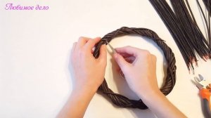 Рождественский венок из газетных трубочек! Имитация лозы!