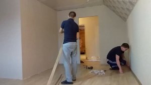 Монтаж линолеума и напольных плинтусов