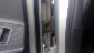 Как открыть дверь авто если переломались провода а брелок и ключ не открывает дверь.