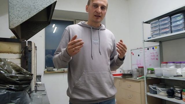 Льем смальту в разные формы! Очень горячо!