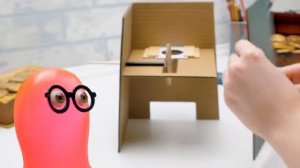 Самодельная очаровательная смешная копилка, которая ест монетки