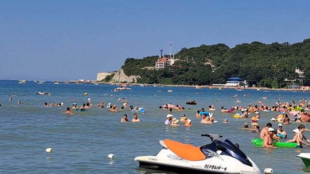 Обстановка на пляже в Архипо-Осиповке. Развлечения. Катают на драконах и ватрушках. #море смотреть онлайн