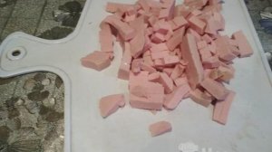 Салат из огурцов, помидоров и колбасы с майонезом