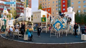 Сюжет медиакомпании «Алмазный край» об открытии детской площадки в Мирном подаренной городу АО «РНГ»