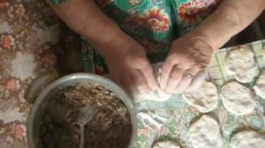 3.Пресные плоские пирожки с печёнкой и картошкой.Лепка.