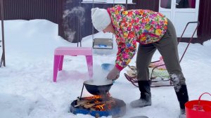 Приготовление красного творога на костре Деревенская жизнь Россия