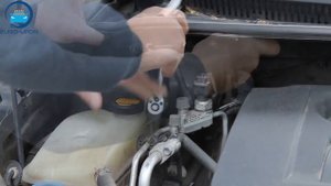 Установка амортизатора капота на Toyota Avensis T27 / Тойота Авенсис 3
