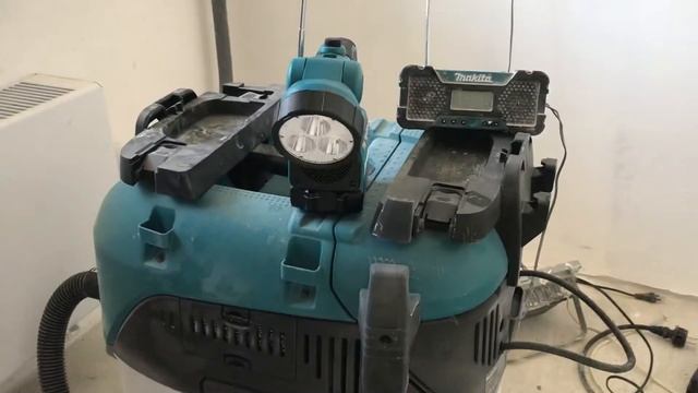 сравнение Радио Makita BMR 050 и радио Makita MR051 смотреть онлайн
