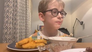 Как научить ребенка есть суп