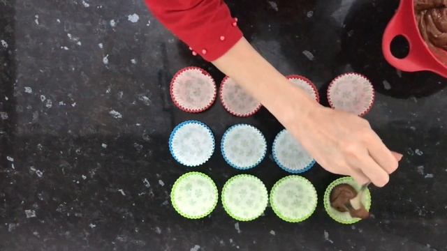 Получатся у каждого. Шоколадно банановые капкейки без миксера. Шоколадный крем. Легкий рецепт.