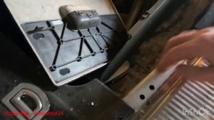 Снимаю Нерж. накладку Volkswagen Touareg 2002 - 2010 Как снять в багажнике накладку с нерж?