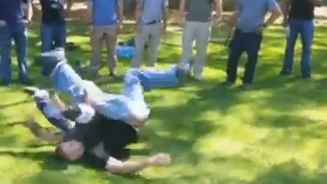 "Быстрый способ поднять человека на плечи". смотреть онлайн