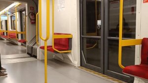 Поездка на метро в Варшаве.
