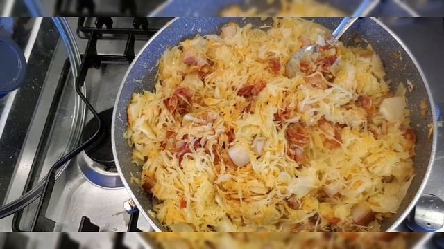 Тушёная квашеная капуста с копчёными колбасками #тушёнаякапустаколбаски