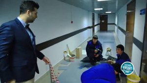 Джеки Чан  Jackie Chan кладет плитки в Москве