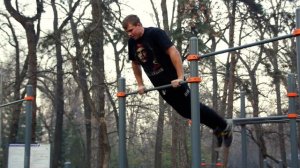 Элемент 14. Обороты в упоре на турнике