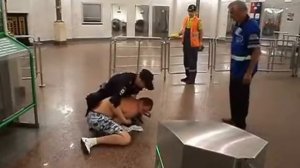 Драка пьяного и мента в метро