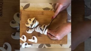 Куриные сердечки с пупочками в сливочном соусе