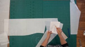 Яркое, модное платье с оригинальной горловиной Моделирование и раскрой платья из трикотажа.mp4