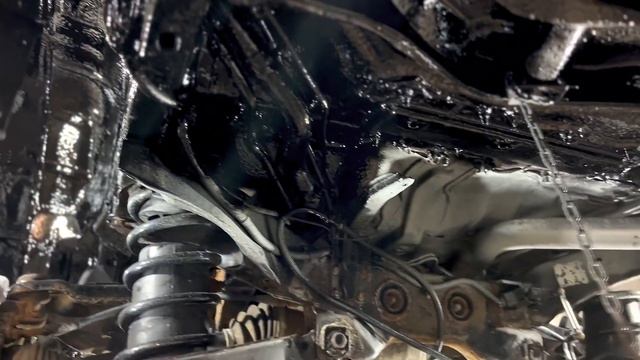 Шестой этап антикоррозийной обработки автомобиля - нанесение финишного слоя. смотреть онлайн