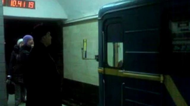 четырёхвагонный поезд в Киевском метро - манёвры.mp4 смотреть онлайн