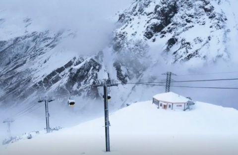 В Приэльбрусье начали принудительно спускать снежные лавины из-за непогоды