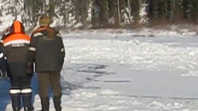 Вездеход МТЛБу форсирует замерзшую реку