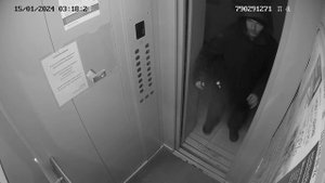 бомж входит в лифт