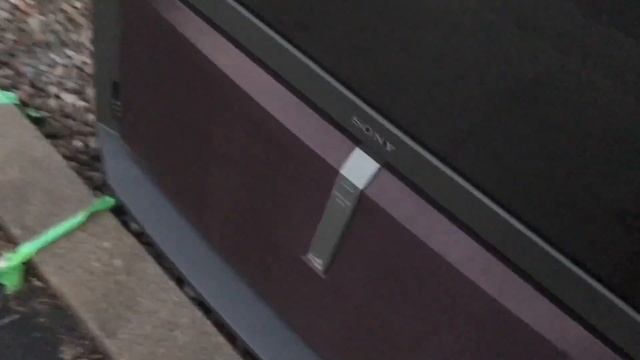 Телевизор на 60 дюймов в мусорке. Техника на помойке смотреть онлайн