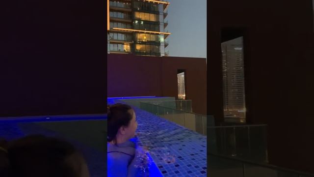 Beautiful night in Dubai Marina, the infinity swimming pool in Jumeirah apartments