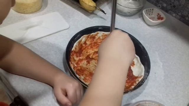Самый простой рецепт домашней пиццы. Саша сам готовит! смотреть онлайн