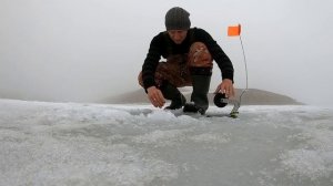 РЫБАЛКА! Лёд уходит под воду. Жерлицы! Мормышка Балансир! Рыбалка в ТУМАН!