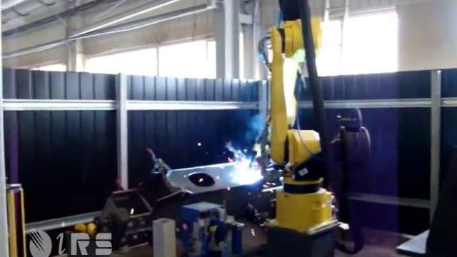 Роботизированная сварочная ячейка Fanuc. Робот сваривает элементы строительных конструкций смотреть онлайн