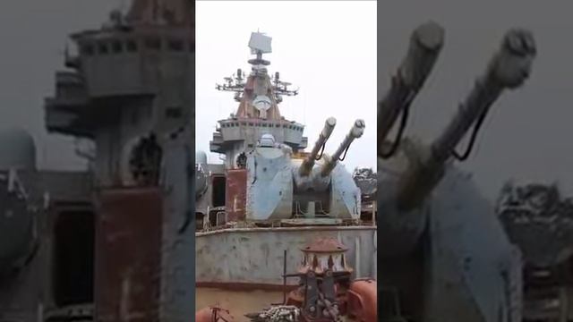 Флот "украины". Сгнивший корпус крейсера грустно дожидается распила в Николаеве.