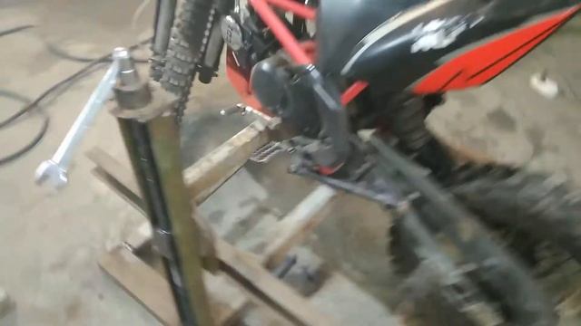 Как поддомкратить мотоцикл! СВАРИЛИ ПОДЕМНИК! смотреть онлайн