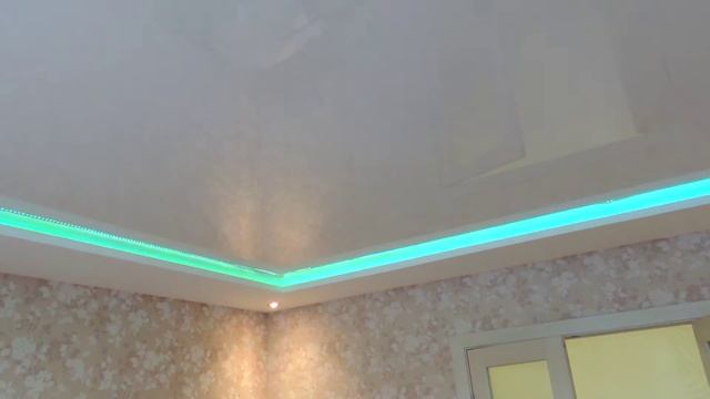 Потолок со светодиодной лентой и точечными светильниками. смотреть онлайн
