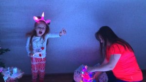 Ева и мама играют в светящиеся игрушки / Eve and mom play glowing toys.