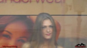 Красивые девушки танцуют в нижнем белье (реклама магазина)